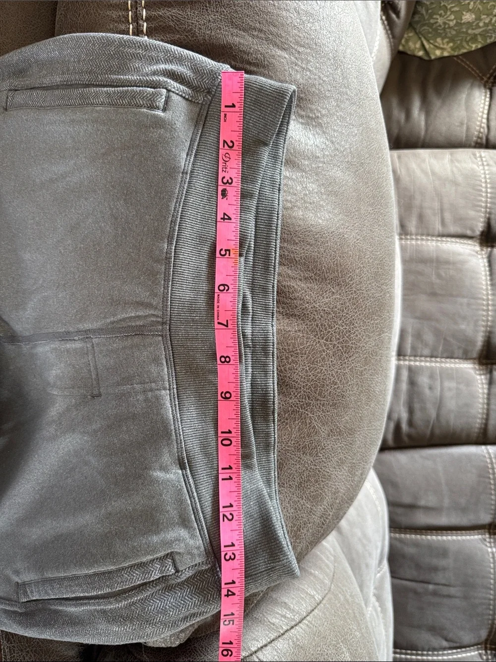 Lululemon men’s Gray straight leg drawstring waist sweatpants.